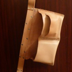 Tesárska kapsa s držiakmi na uholník, kladivo a pošvu s dlátom